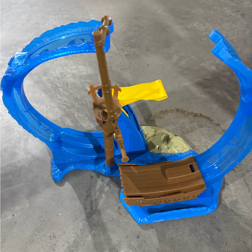 Monster Jam Megalodon Loop of Doom Stunt Playset